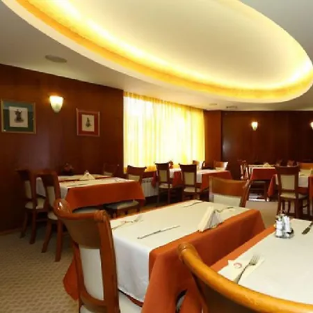 Duke Romana Center 酒店