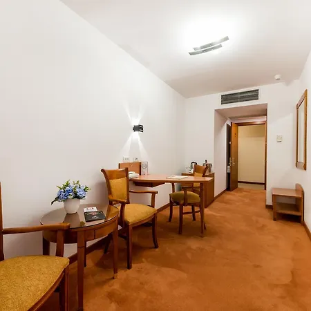 Duke Romana Center מלון